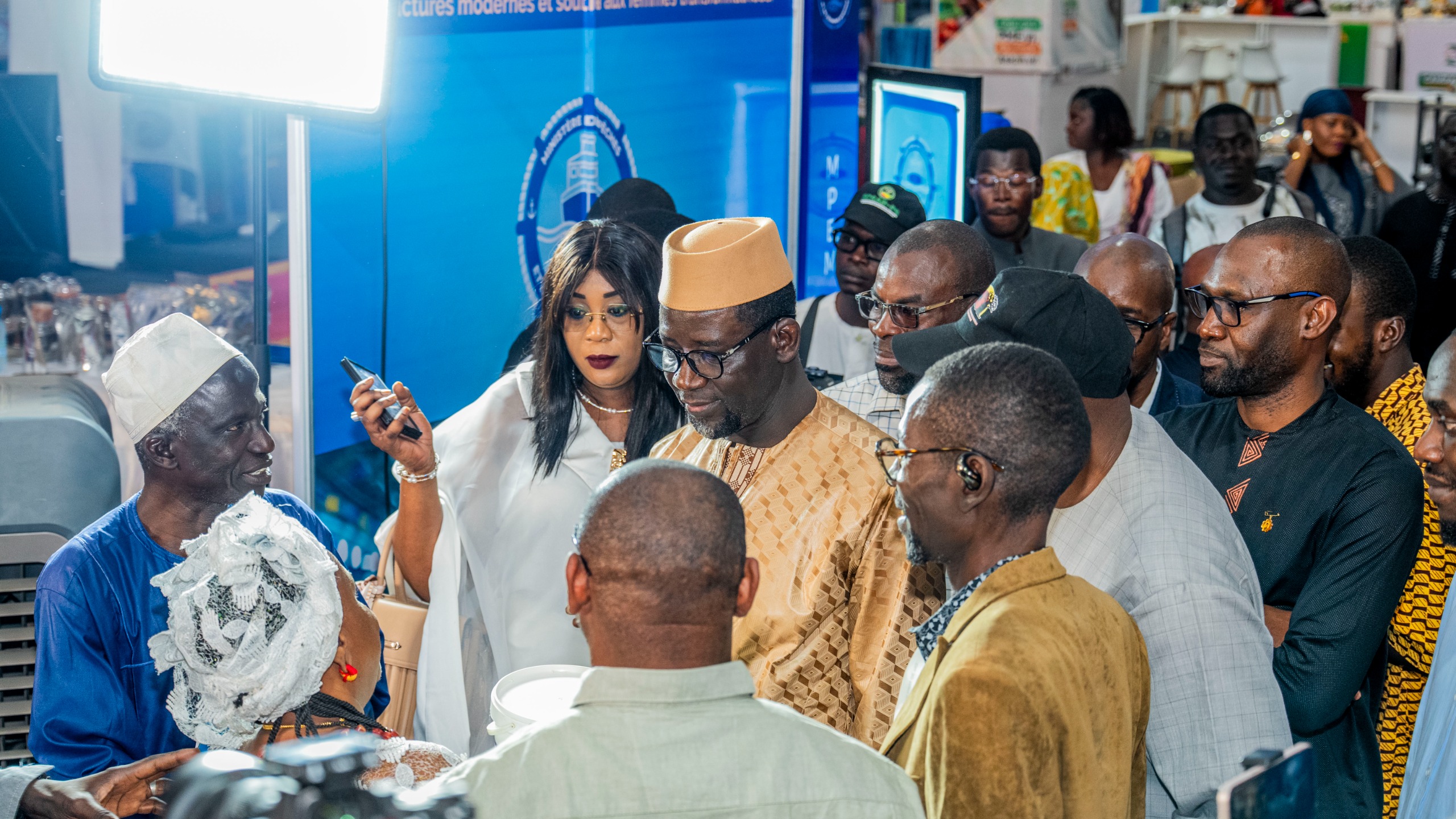 FIARA 2026 : Le Ministre de la Microfinance et de l’Economie sociale et solidaire Dr Alioune Dione félicite son homologue de la Pêche, Dr Fatou Diouf pour la valorisation du secteur.